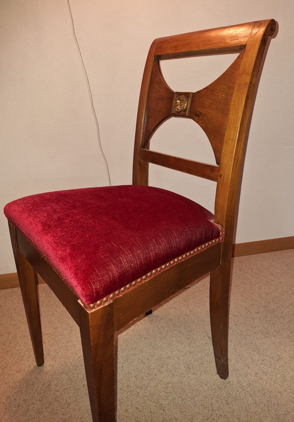 Sedie: Antiker Holz-Stuhl mit Samtbezug und Rosette – Usato da Oltingen venduto da ehu_68cq 1