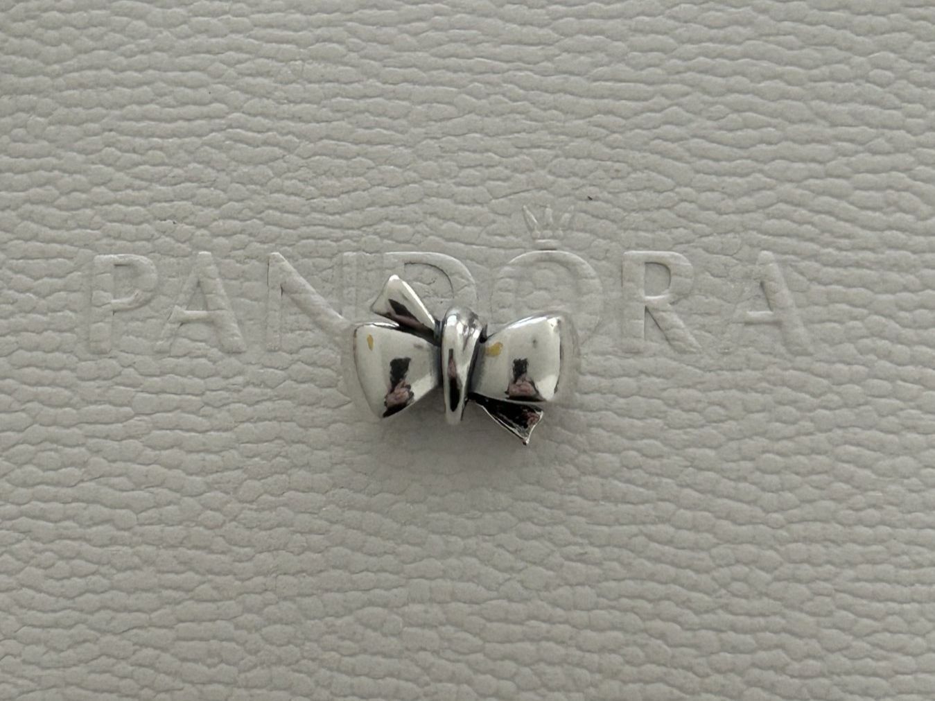Pandora Ciondoli: Pandora Funkelndes Schleifen Charm – Nuovo (secondo la descrizione) da Rheinfelden venduto da Boutique_Luxe 1