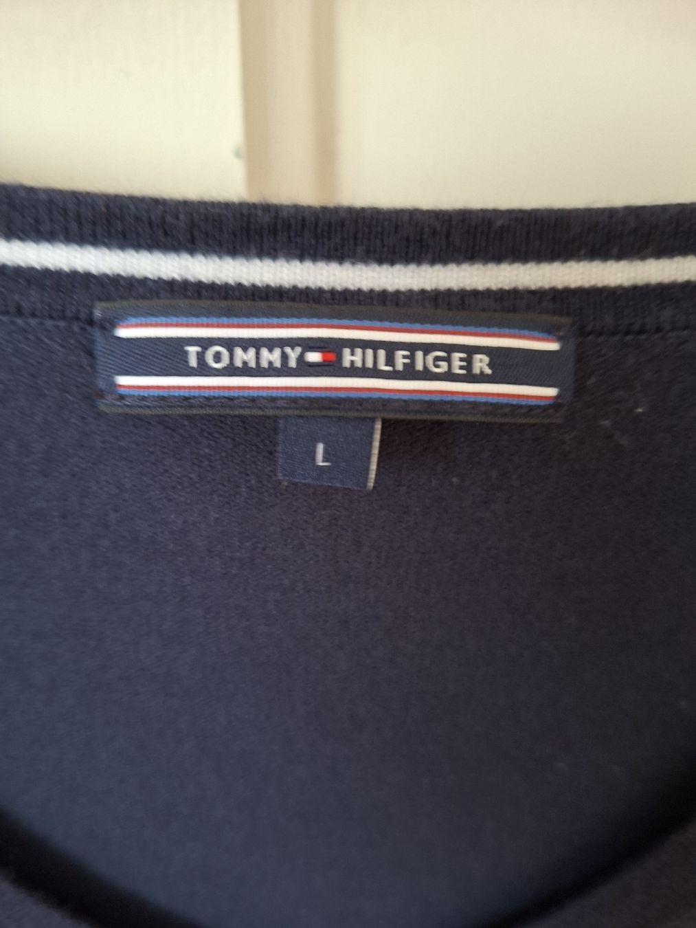 Tommy Hilfiger Maglioni & Felpe: Pull Col V Tommy Hilfiger Bleu Marine Taille L  – Usato da Renens VD venduto da ser_j2fn 1