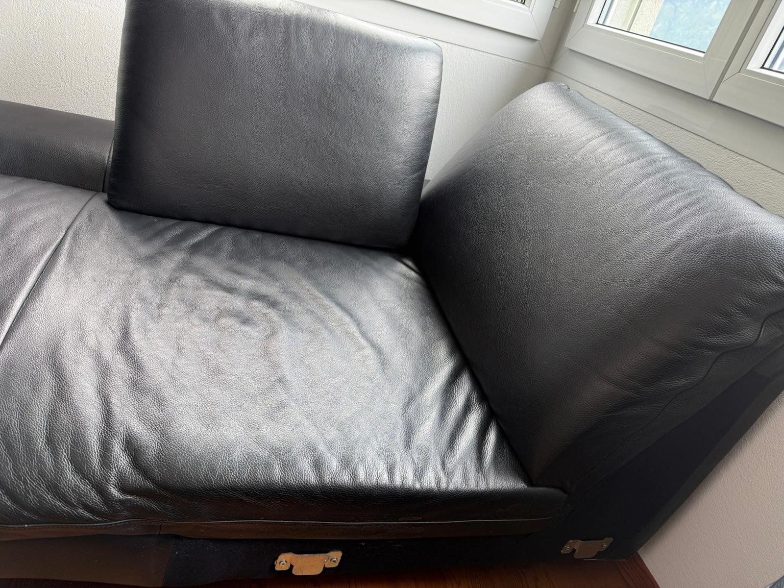 Sofas: Schwarzes Ecksofa mit Hocker, Leder, Top Zustand, Sofas – D'occasion à Scharans par cve_y7cr 3