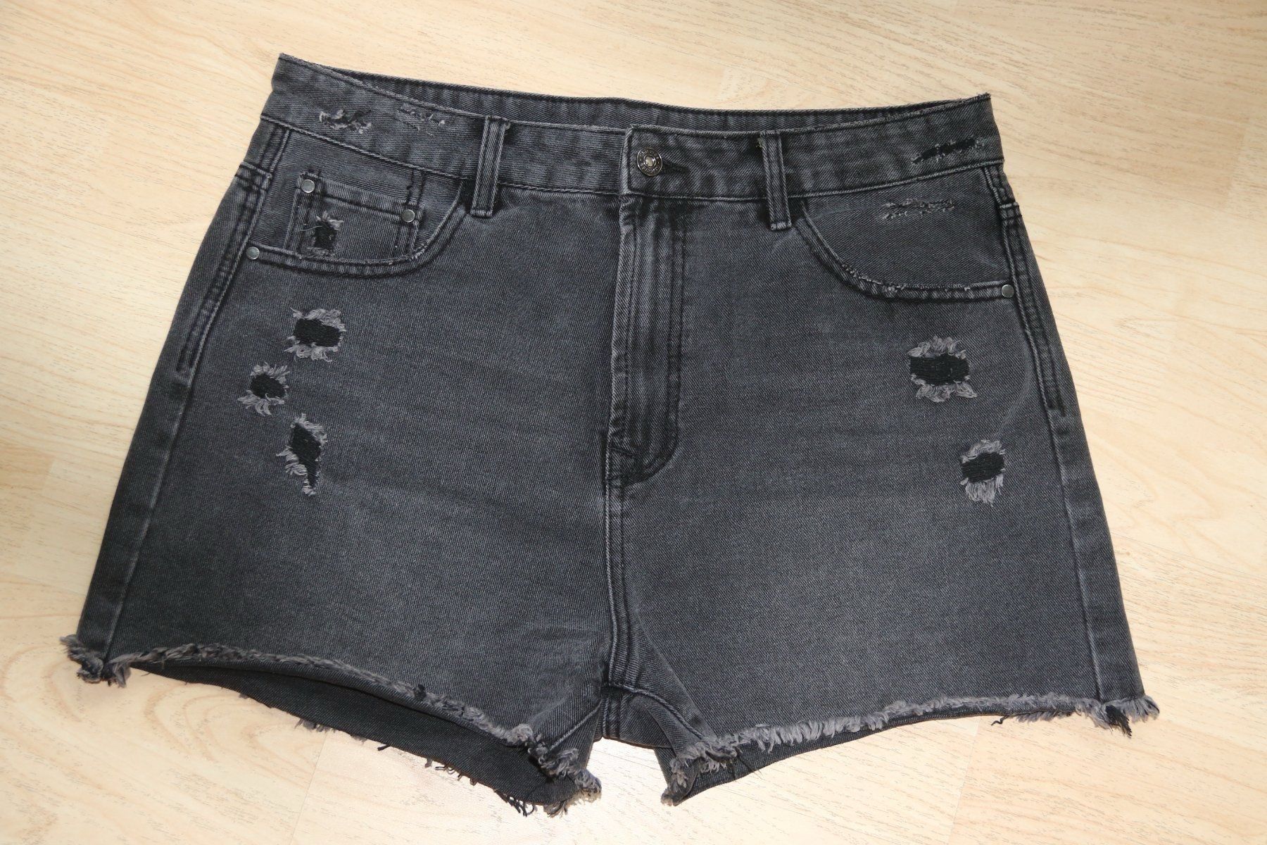 Pantaloni: Jeansshorts Gr.38-40 – Usato da Oberwil-Lieli venduto da Svetlana28 1