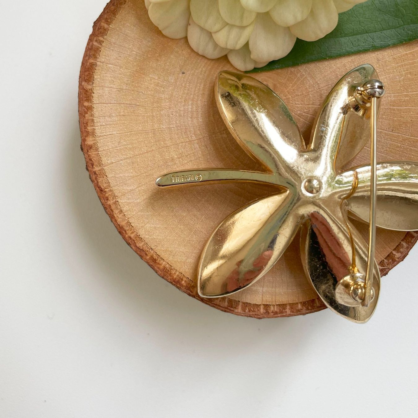 Spille & Fermagli: Brosche TRIFARI Blatt mit Strass-Stein VINTAGE 1970s – Usato da Brüttisellen venduto da Buxus 3