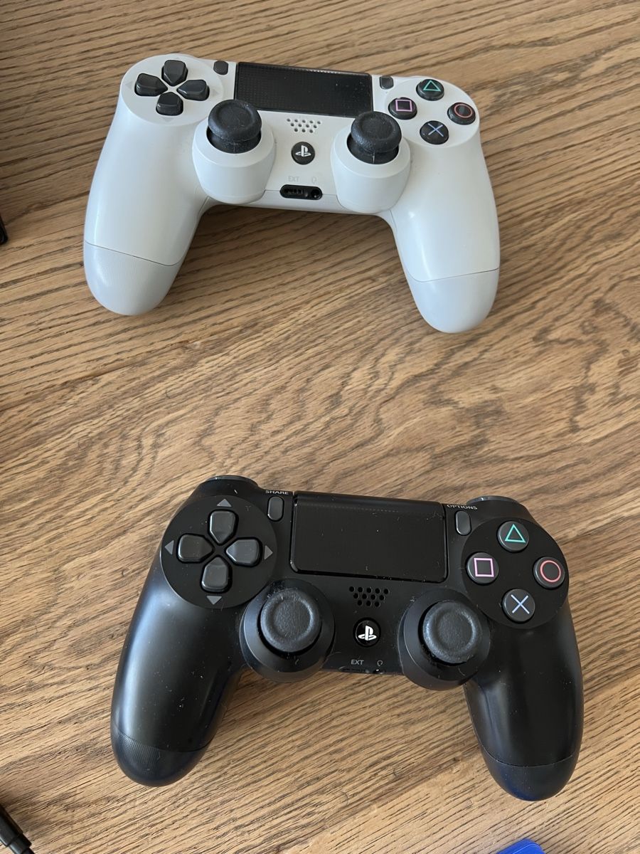 Sony Consoles: PlayStation 4 mit Controller und Spielen – D'occasion à Oberhasli par Snakehead02 1