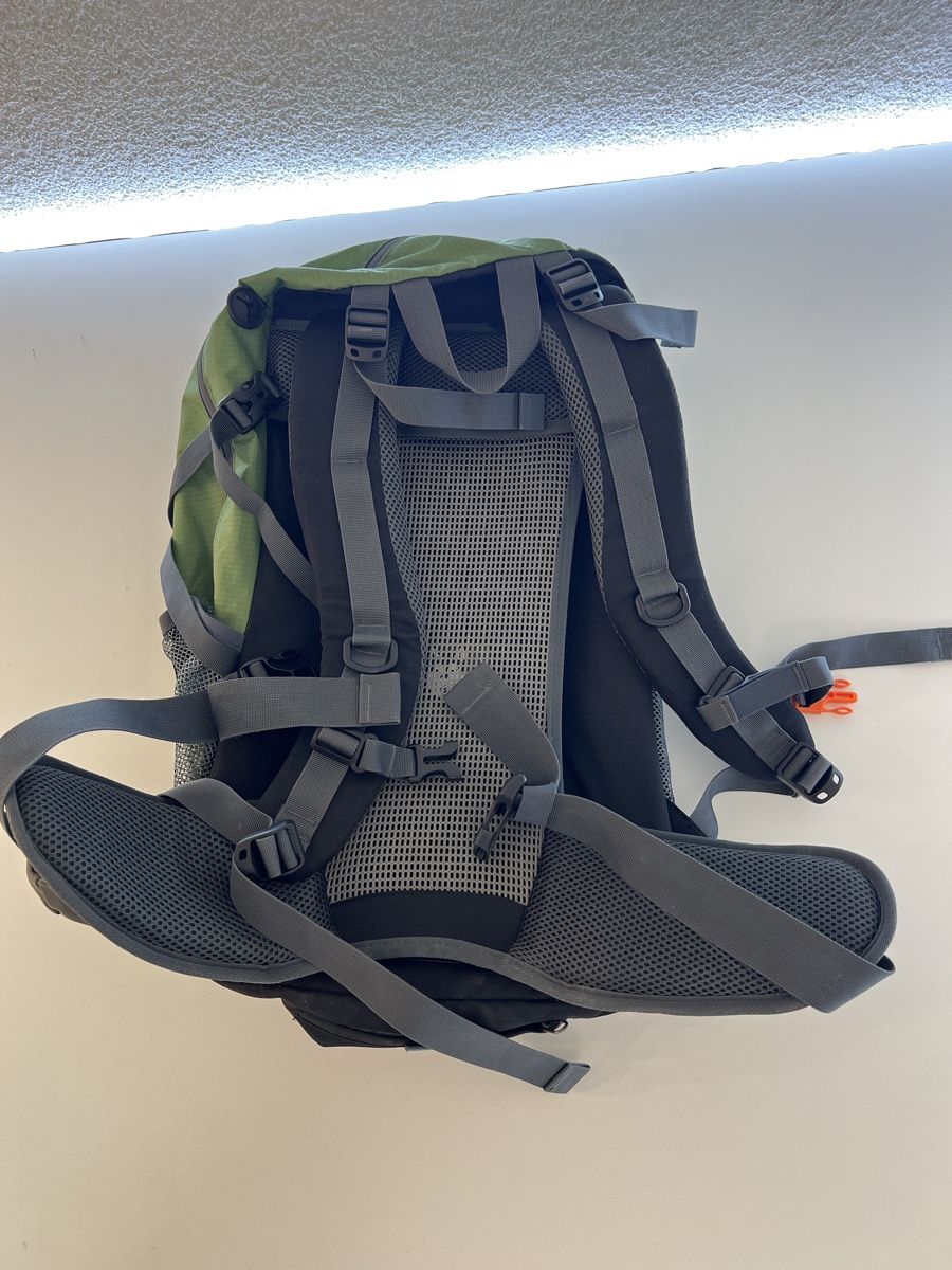 Zaini: Wanderrucksack Wolf Tracks grün/grau ca. 50 cm Höhe – Usato da Rotkreuz venduto da Migu2012 2