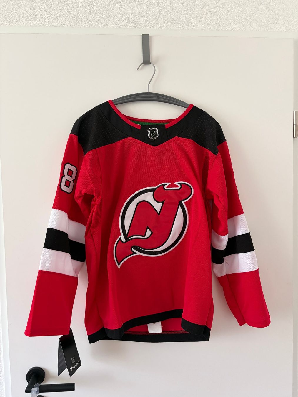 Scarpe, pantaloni & magliette da ginnastica: Kindertrikot New Jersey Devils #28 Timo Meier Gr. M – Nuovo (secondo la descrizione) da Wenslingen venduto da wazza1878