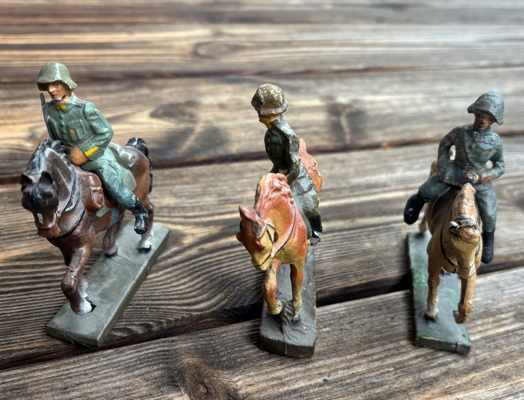 Statuette: 3 alte Elastolin Figuren Soldaten mit Pferden – Usato da Lüchingen venduto da Eeizo 3
