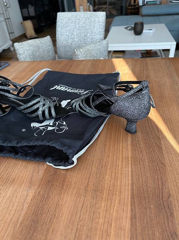 Chaussures femmes: Neue, ungebrauchte Tanzschuhe – D'occasion à Oberwil par Fanny2017 1