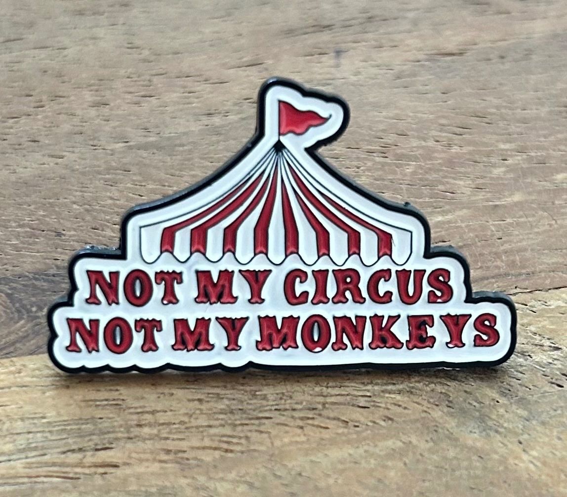 Placchette & Badge: Pin Not My Circus, Not My Monkeys – Nuovo e nell'imballaggio originale da Geneve venduto da vane267