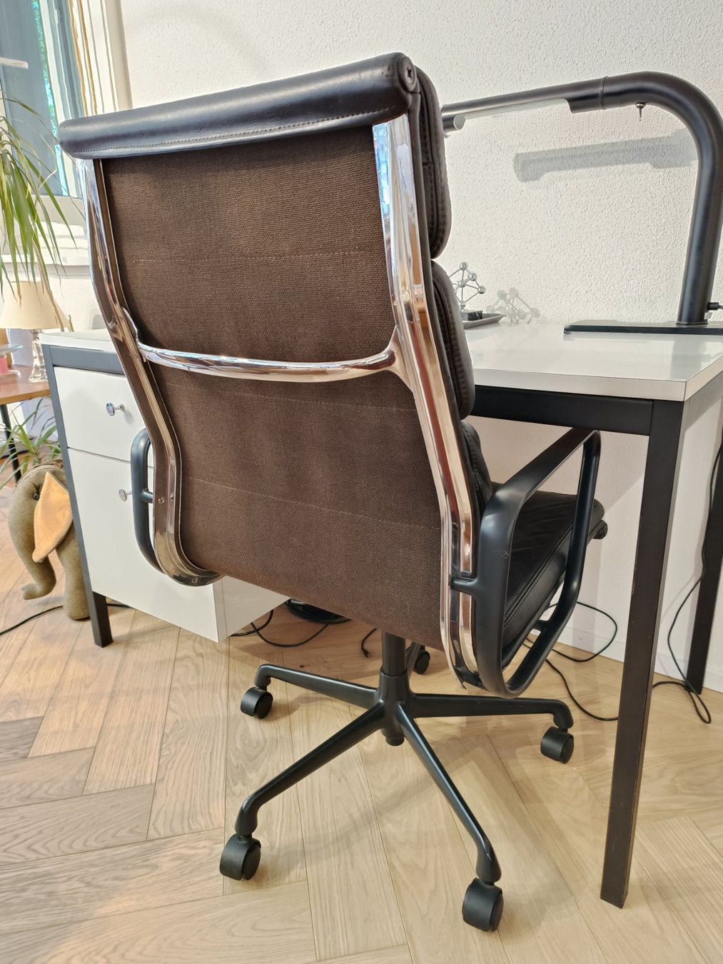 Vitra Chaises: Vitra Eames Aluchair softpad leder schwarz – D'occasion à Zürich par style-and-design.zh 7