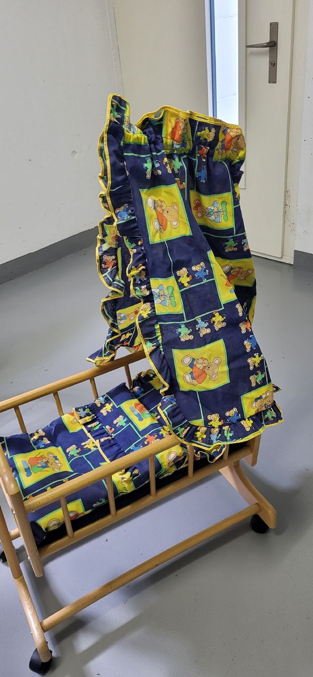 Carrozzine per bambole: Puppen -Wiege mit  Bettinhalt – Usato da Merenschwand venduto da Boonie