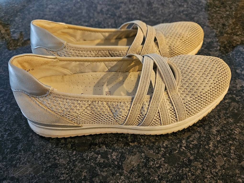 Damenschuhe: Medicus Slipper / Sneaker Damen Gr. 37 – Gebraucht aus Mels von nic_r6tt