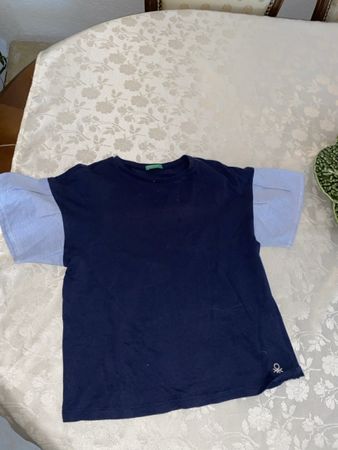 T-shirt bleu marine à manches courtes et détails bleus clair