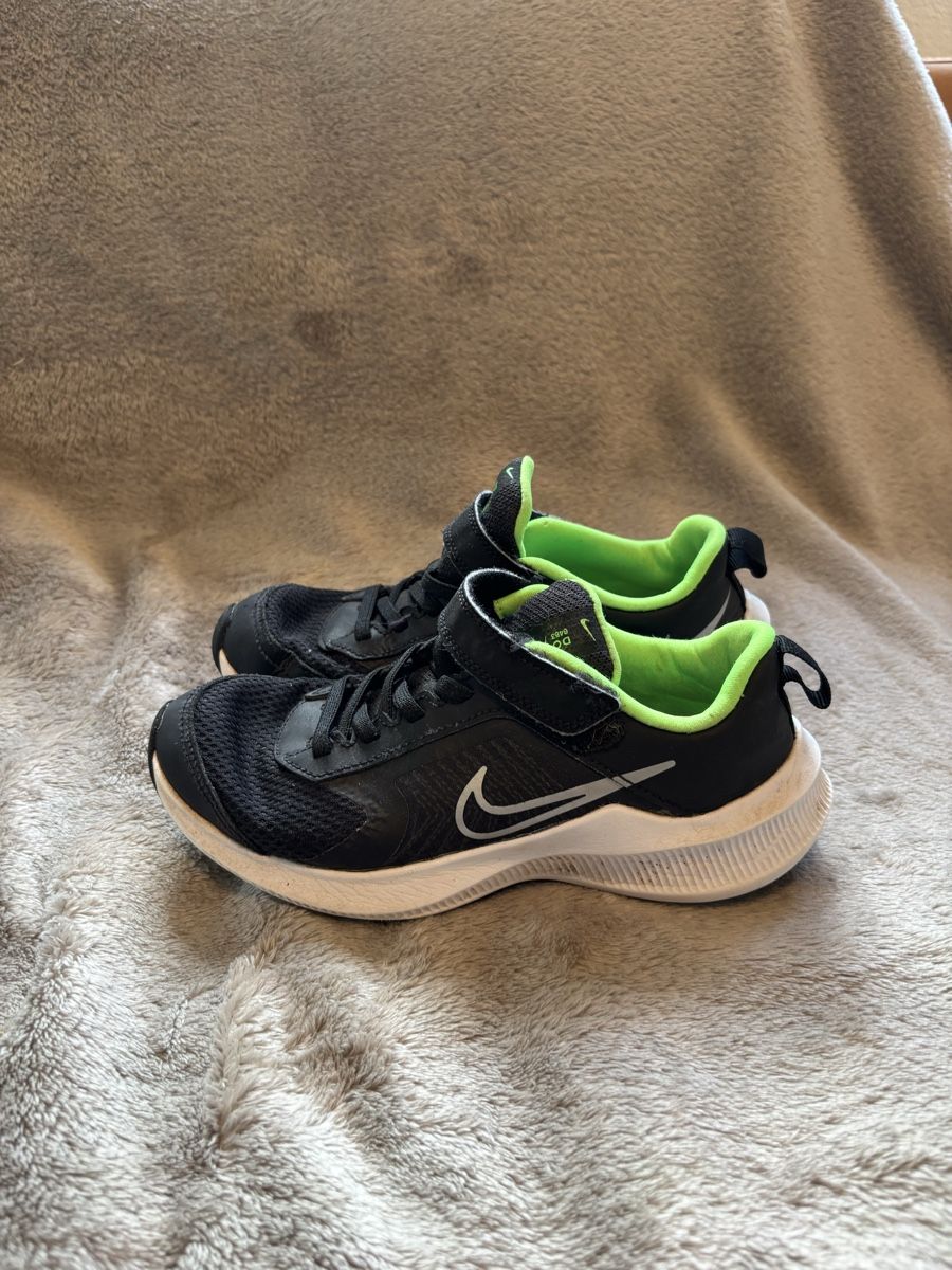 Nike Scarpe da uomo: Laufschuhe, Nike Downshifter, Grösse 33, – Usato da Waltenschwil venduto da Schmetterling2015