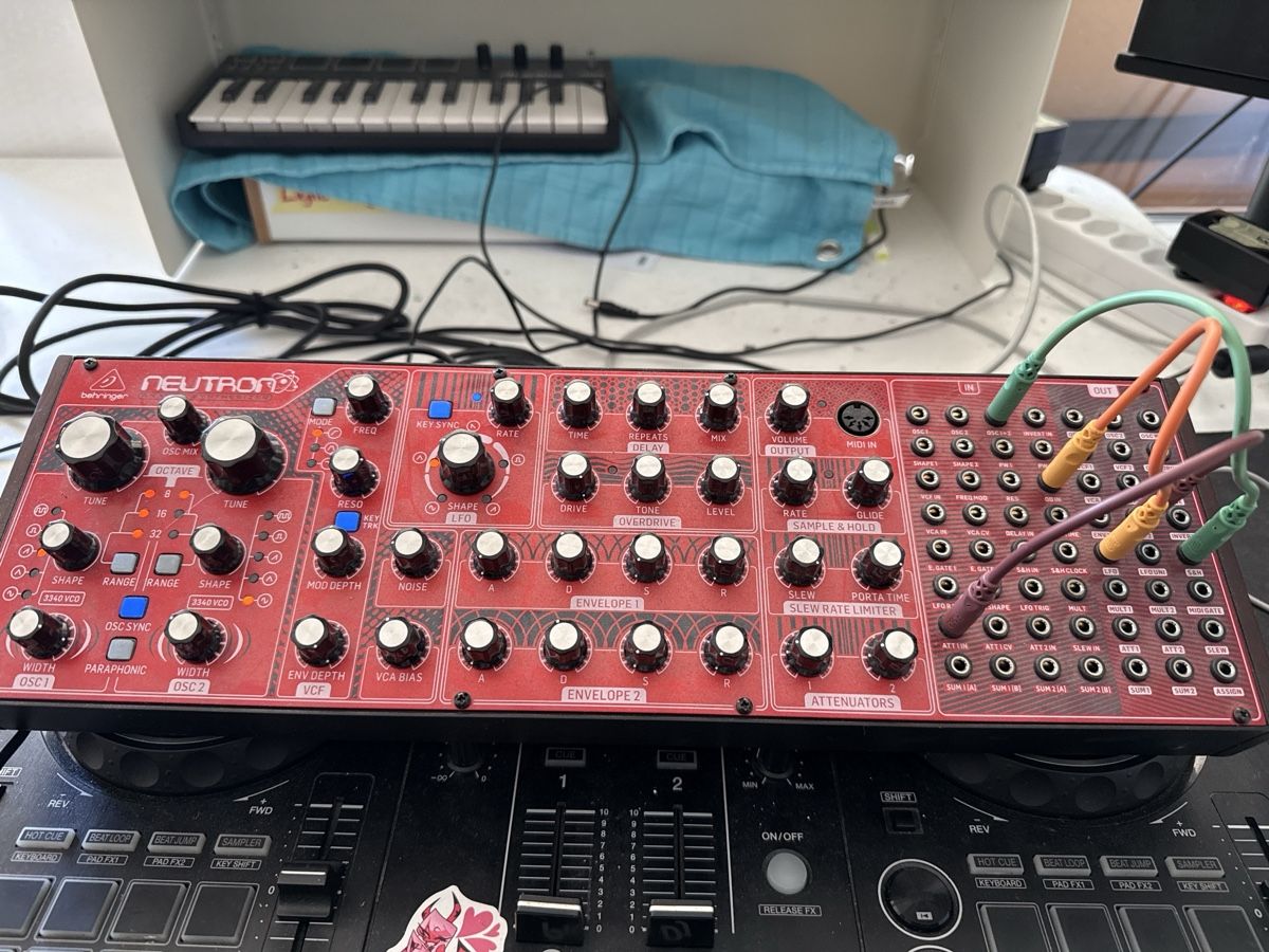 Behringer Strumenti musicali: Behringer Neutron – Nuovo (secondo la descrizione) da Sion venduto da rob_sp7f 1