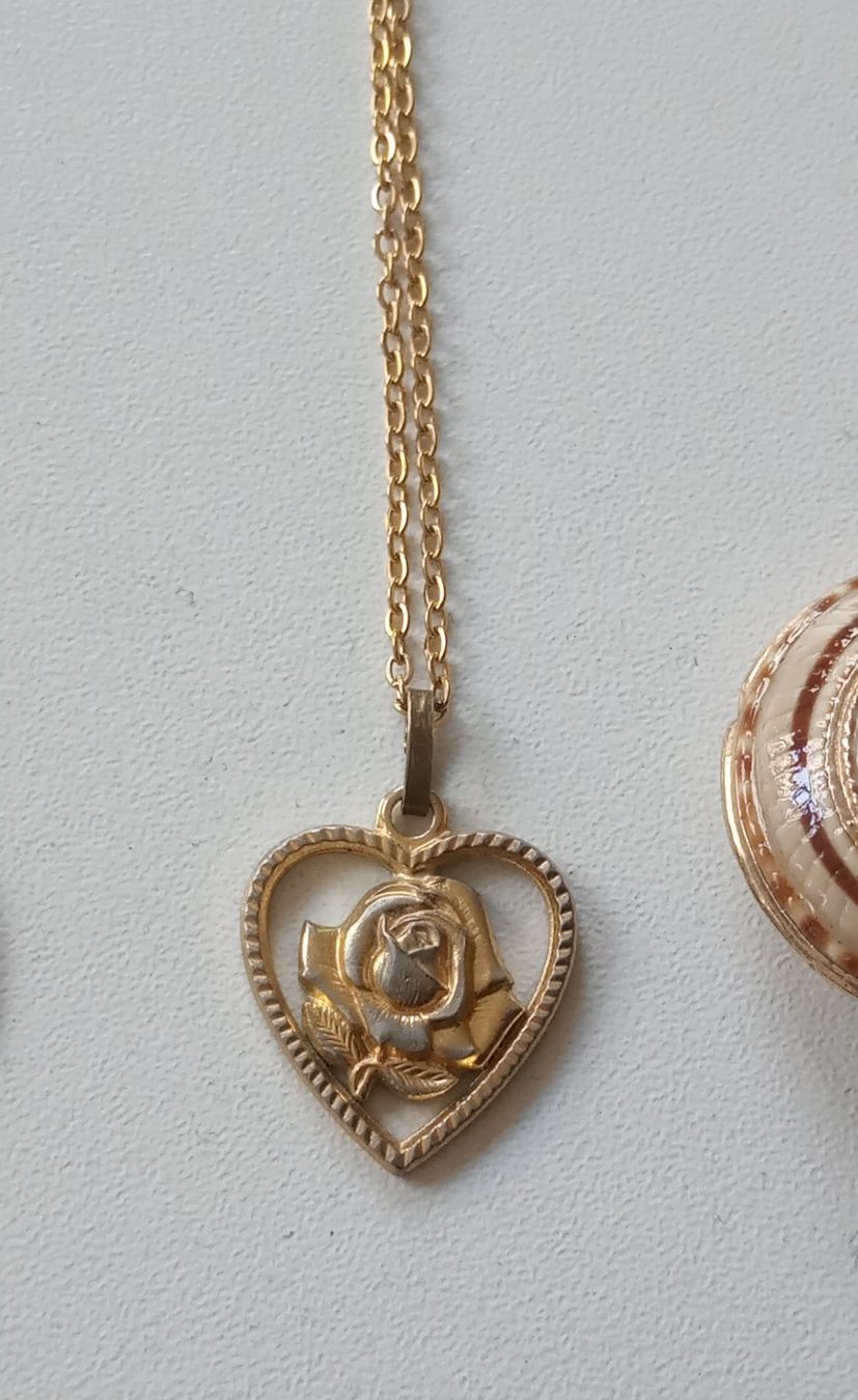 Catenine: Collier antique avec pendantif rose et coeur plaqué or – Usato da Montreux venduto da Art_et_antiquites