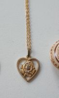 Collier antique avec pendantif rose et coeur plaqué or