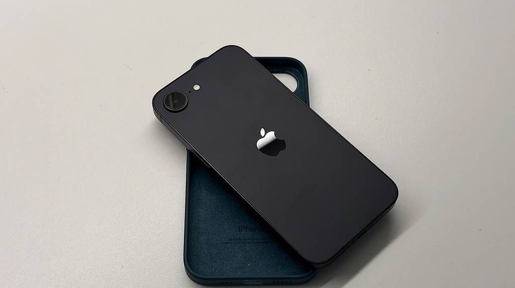 Telefoni cellulari / Smartphones: iPhone 16e - 128 GB - Black – Usato da Zug venduto da tho_b78v 1