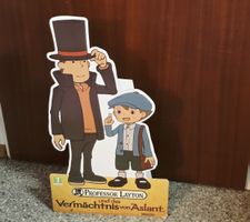 Professor Layton Vermächtnis Aslant Promo Kartonaufsteller