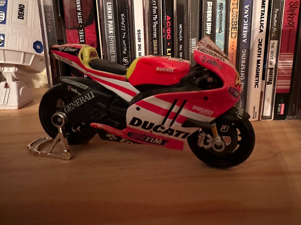 Minichamps 1/12 Ducati Desmosedici GP11 – Valentino Rossi 2011, Modèle Die-cast, Carénage Amovible, Collecteur