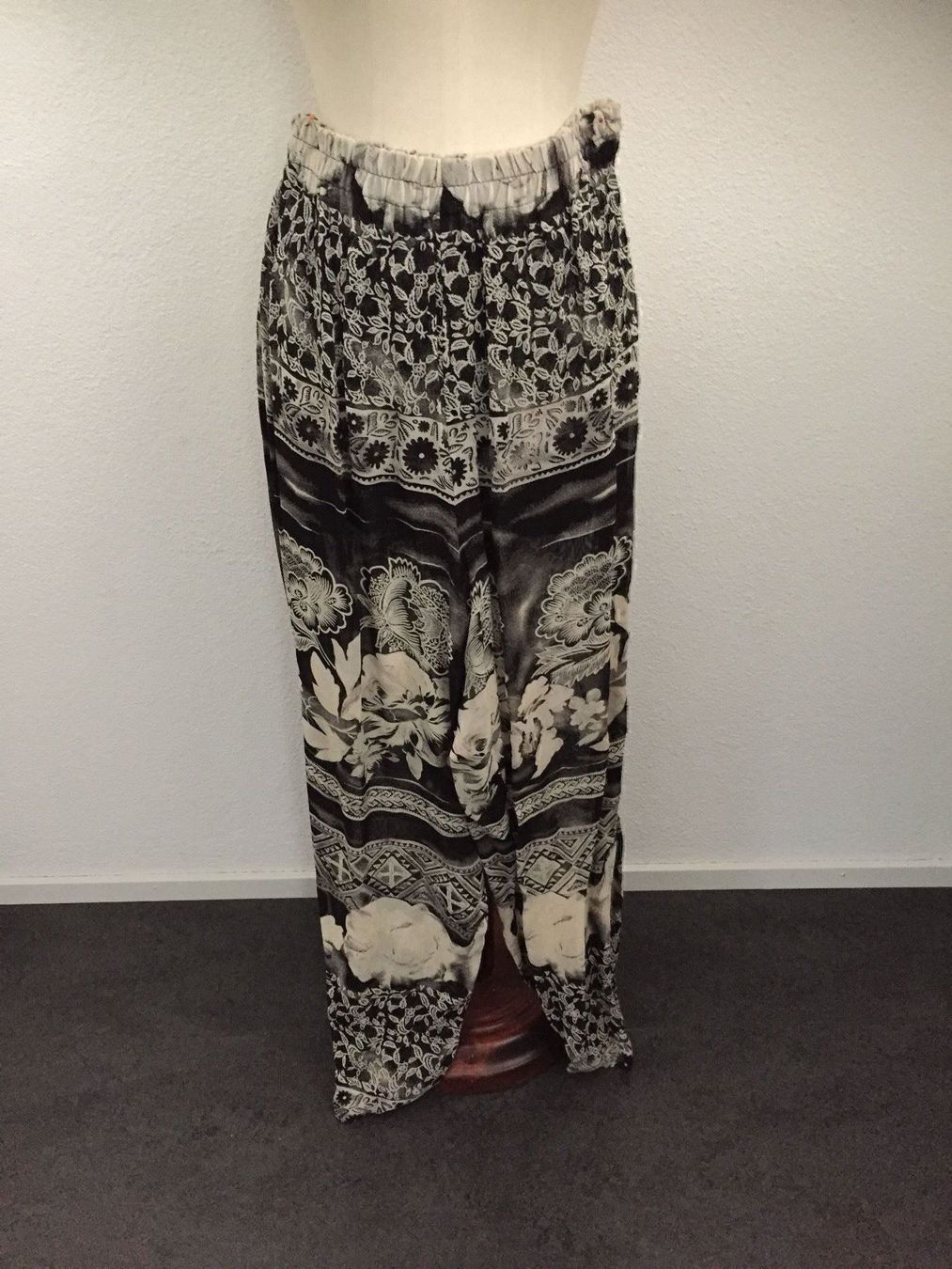 Lots de vêtements: Dreiteiliges Kleiderstück grösse 40 – Neuf (Voir description) à Zürich par Maria_Felicina 3