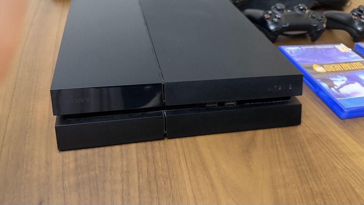 Sony Console: PlayStation 4 + 2 Controller + Guitar Hero + Uncharted  – Usato da Lausanne venduto da phi_7pnb 4