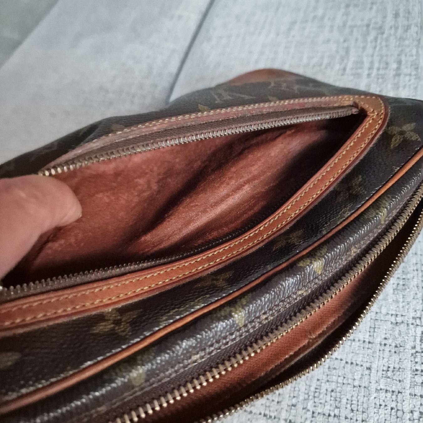 Louis Vuitton Taschen: Louis Vuitton Pochette Monogram Dragonne + Zertifikat – Gebraucht aus Effretikon von 84CK 7