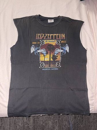 Diverse ärmellose Shirts