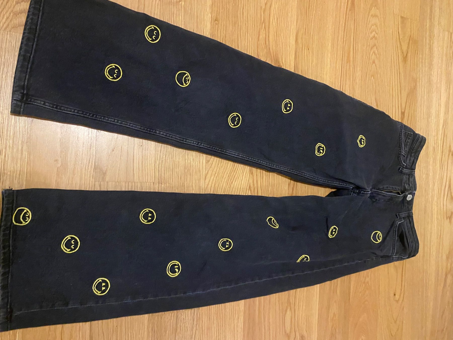 H&M Pantaloni: Schwarze Jeans mit Smiley-Stickerei – Usato da Pfeffingen venduto da Marc4148