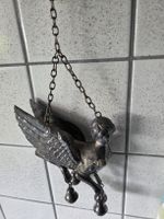 Antiker Sphingen-Anhänger mit Kette und Glöckchen.
