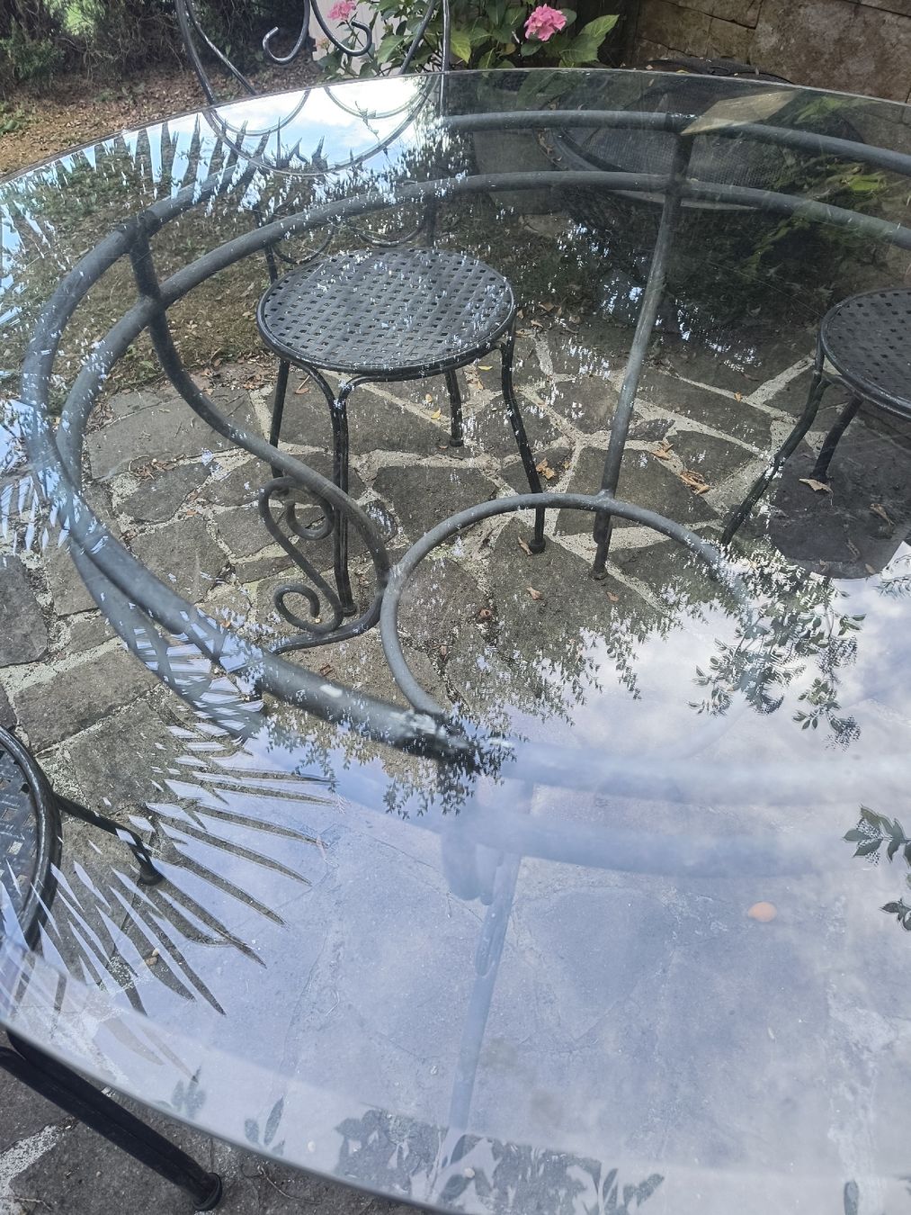 Set di tavolo e panche: Romantischer Gartentisch mit Glasplatte und 4 Stühlen – Usato da Rudolfstetten venduto da mirjamh70 3