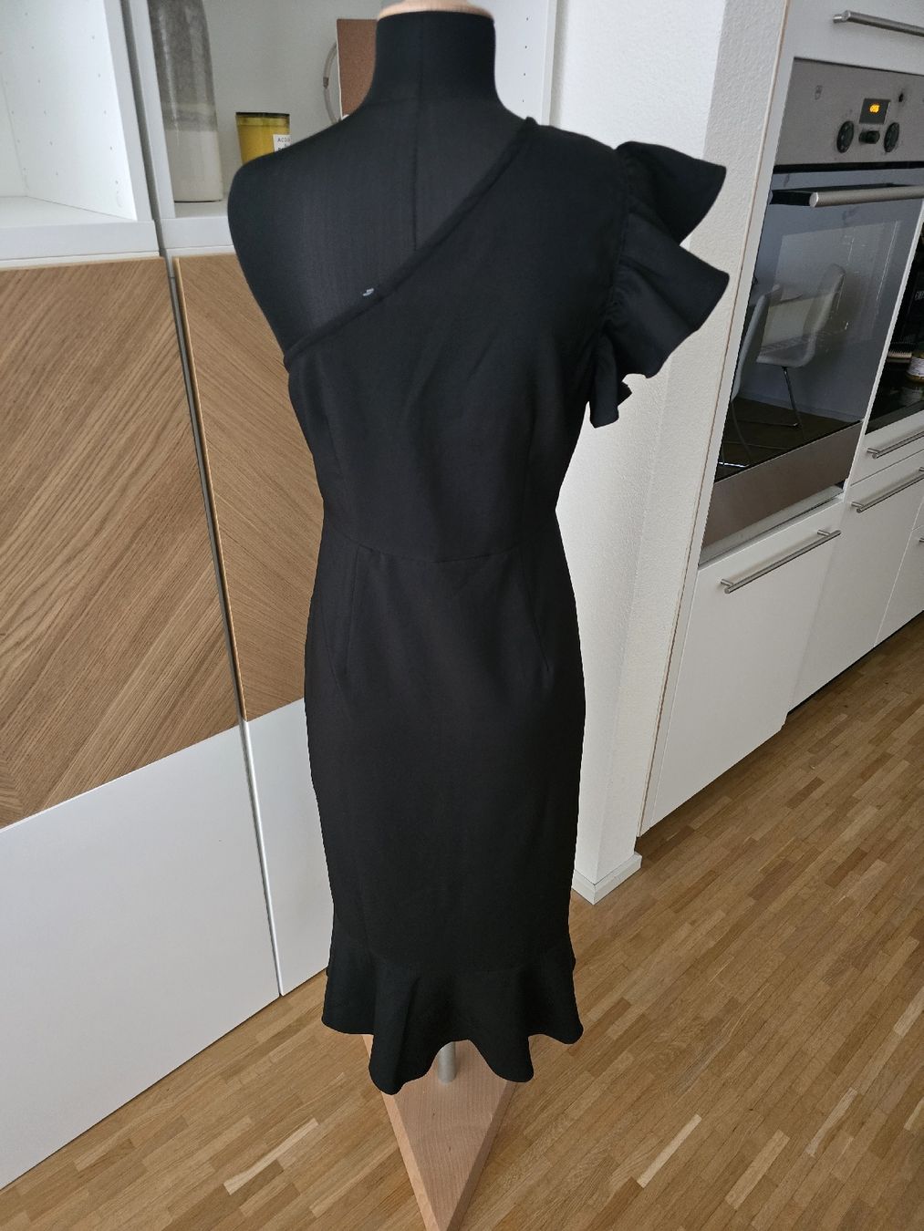 Vestiti: Schwarzes One-Shoulder Kleid – Usato da Zürich venduto da ale_bg2x 3