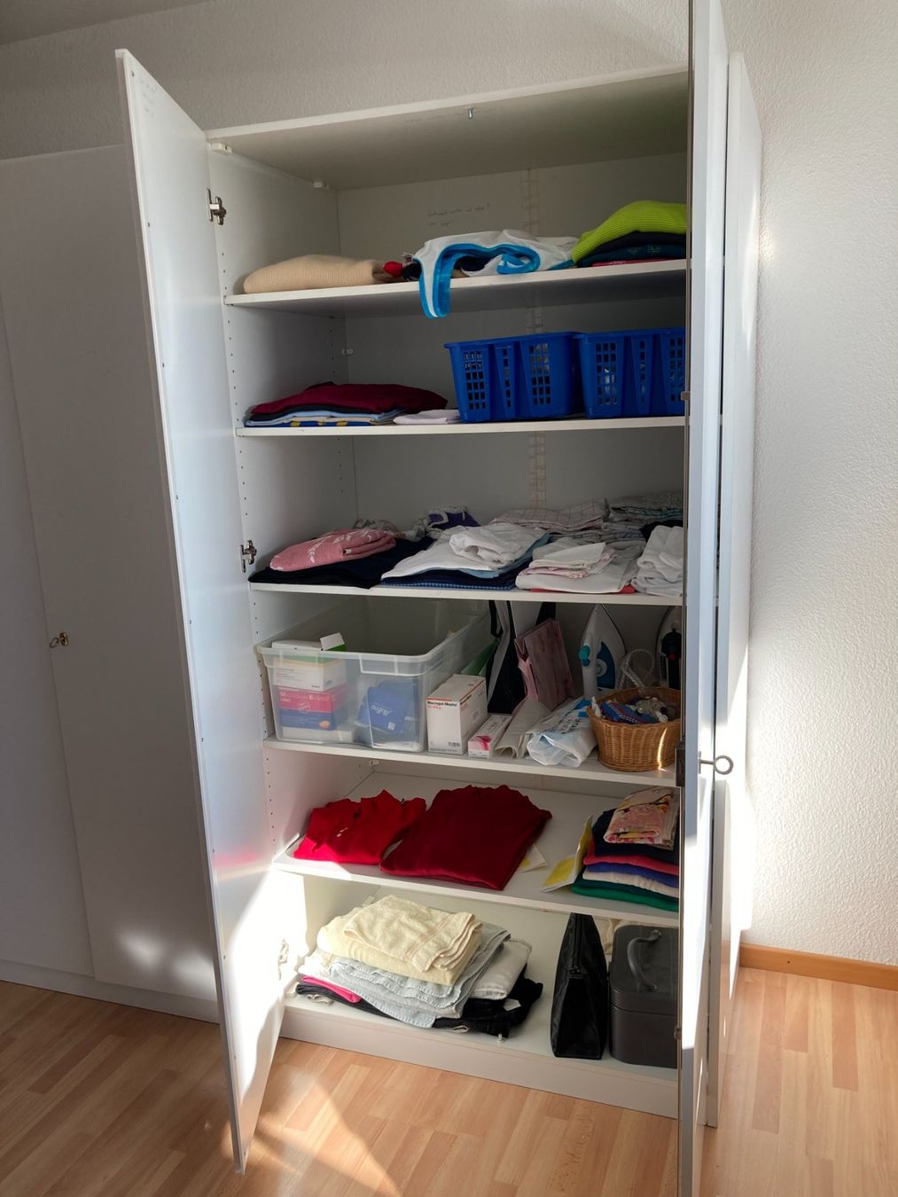Schränke: Weisser Schrank 4-türig – Gebraucht aus Jona von  2