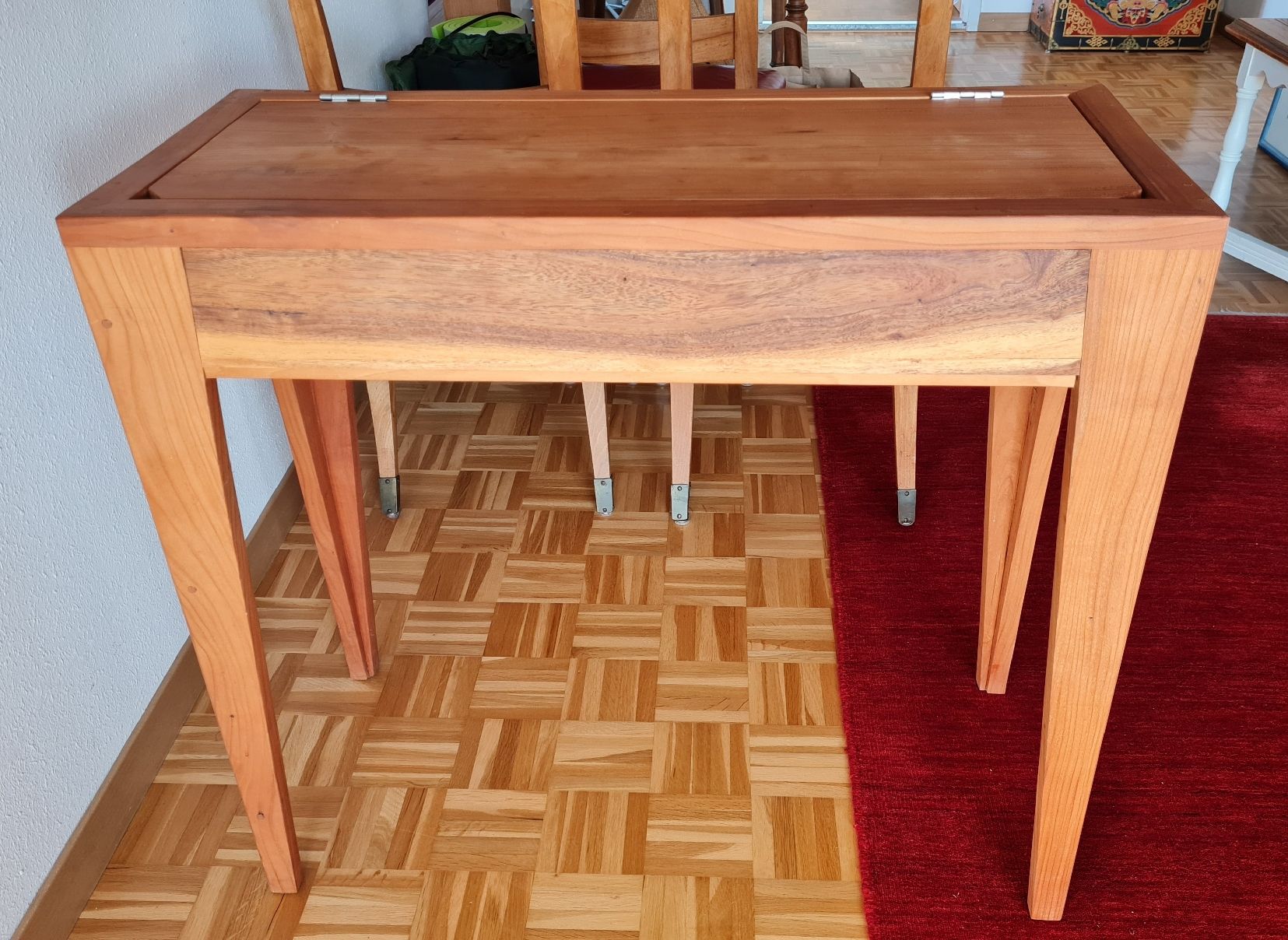 Tische: Beistelltisch mit Klappdeckel – Gebraucht aus Maur von Tashi010