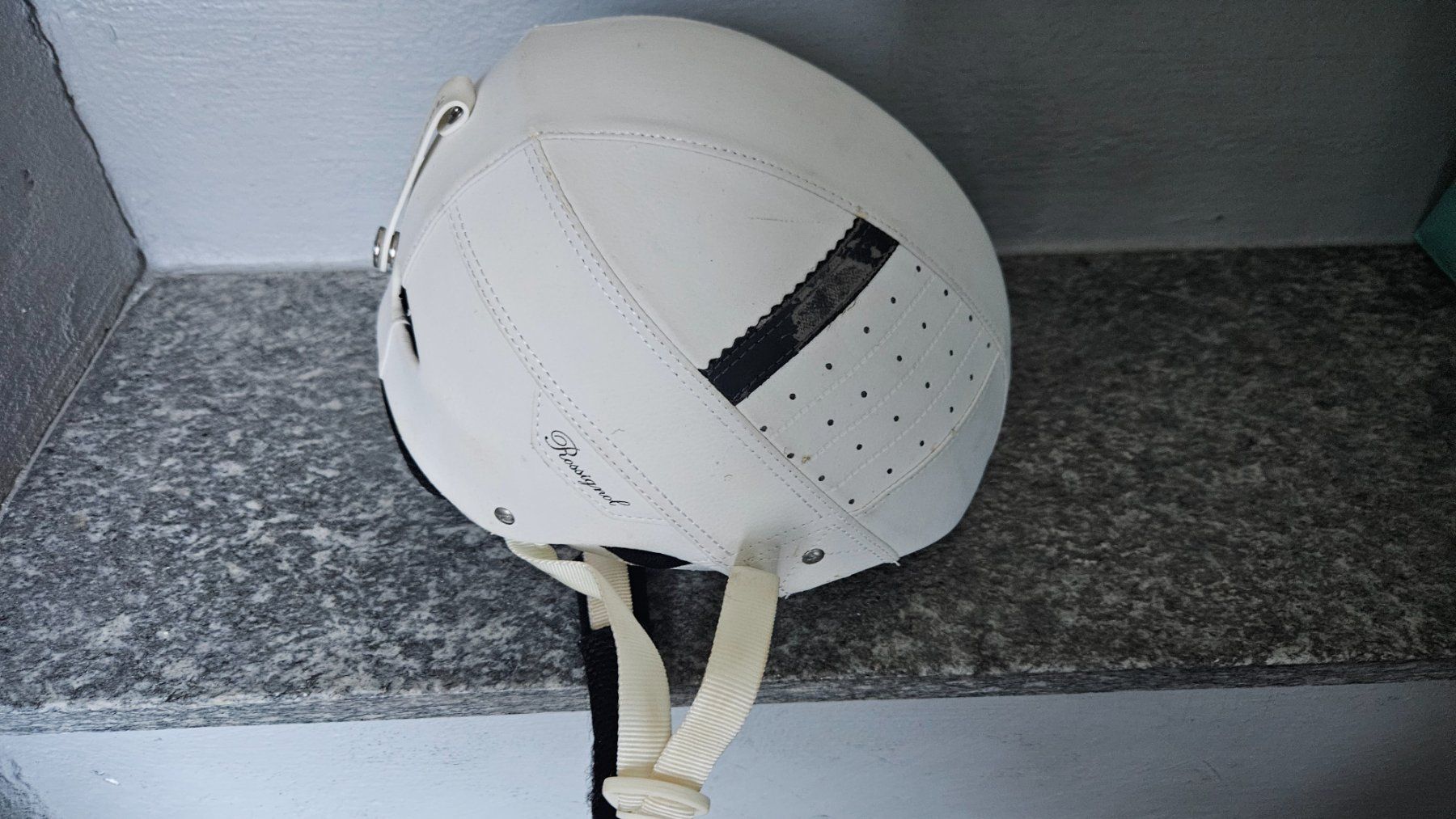Rossignol Caschi: Casco da sci in pelle bianca Rossignol vintage – Usato da Melano venduto da H-Sara 3