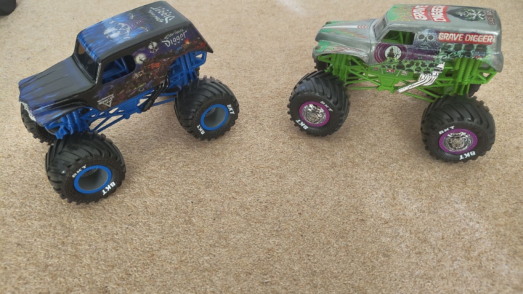 Giocattoli: 2stk Monster Jam Trucks, Grave Digger & Son-uva Digger – Nuovo (secondo la descrizione) da Glattbrugg venduto da har_jgc7 4