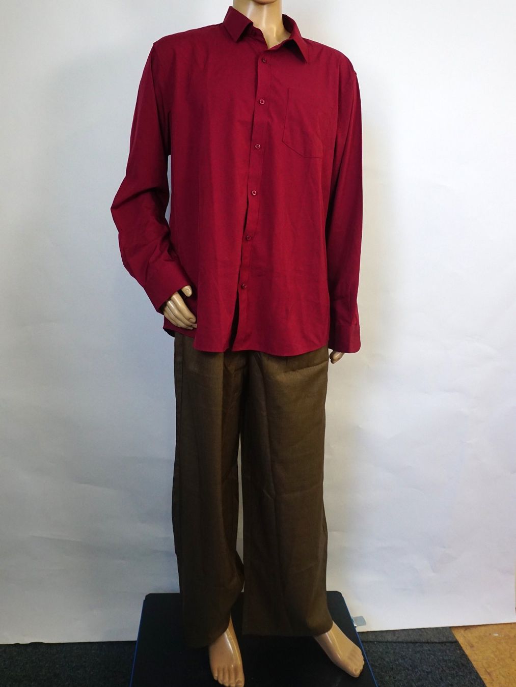 Shein Lotti di vestiti: Maronenbraune Manfinity-Hose mit weinrotem Hemd – Usato da Pratteln venduto da Restwert_Pratteln