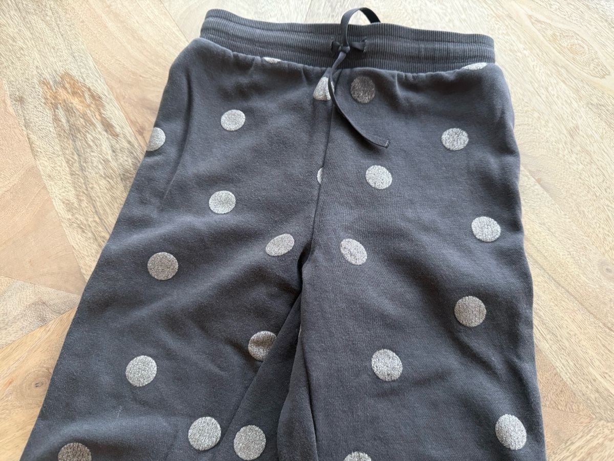 H&M Pantaloni: Jogginghose Mädchen Gr. 128 – Usato da Eggenwil venduto da Lissi82 1
