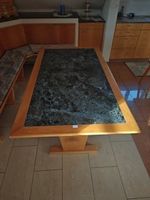 Esstisch mit Holzrahmen und Tischplatte aus Naturstein
