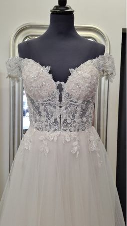 Brautkleid mit Spitze und Perlen Grösse 36 neu