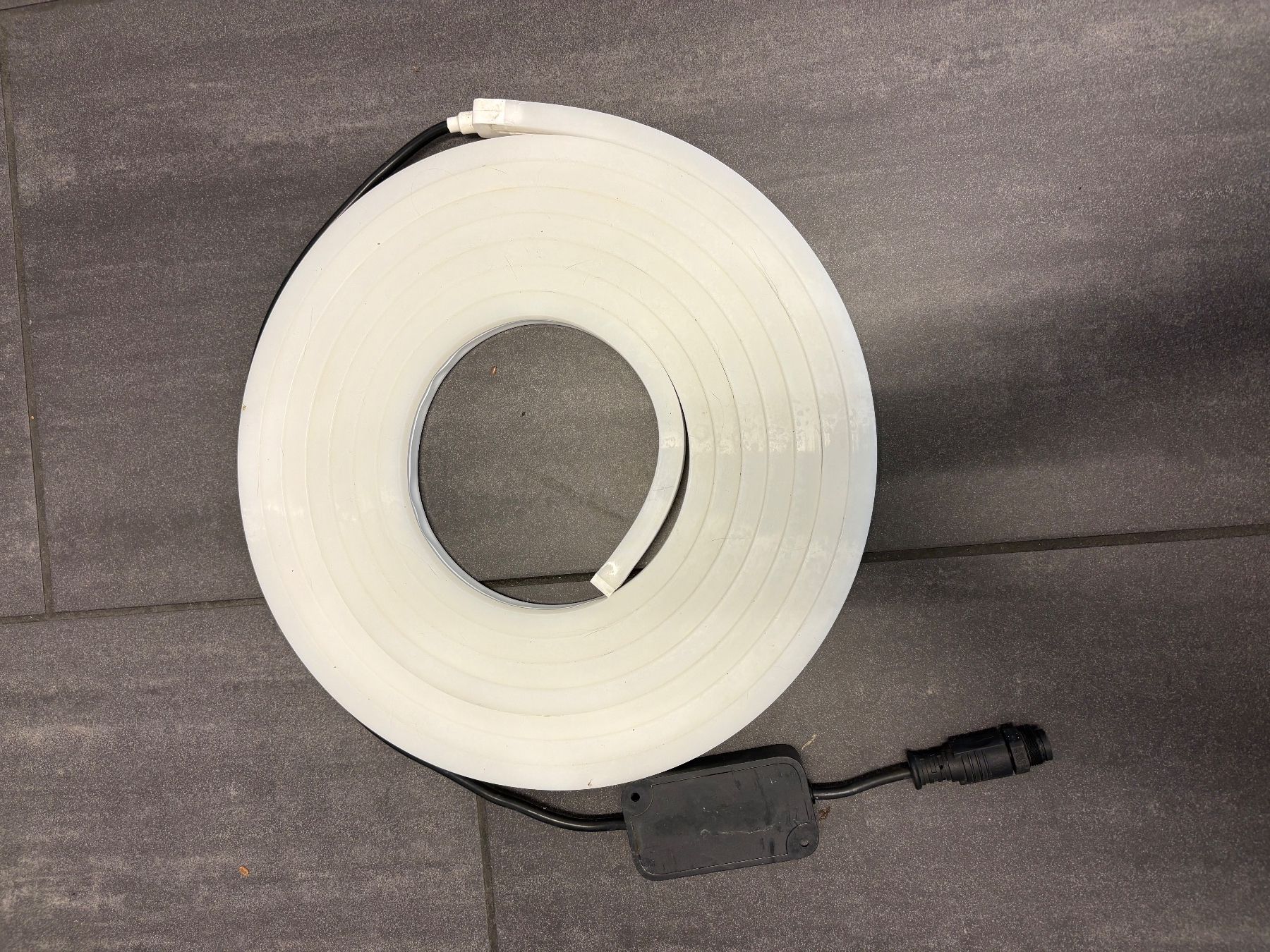 Philips Ghirlande e barre luminose: Philips hue Outdoor Lightstrip 5 Meter – Usato da Birmensdorf ZH venduto da huat
