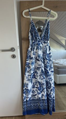 Robe longue à fleurs bleues neuve 