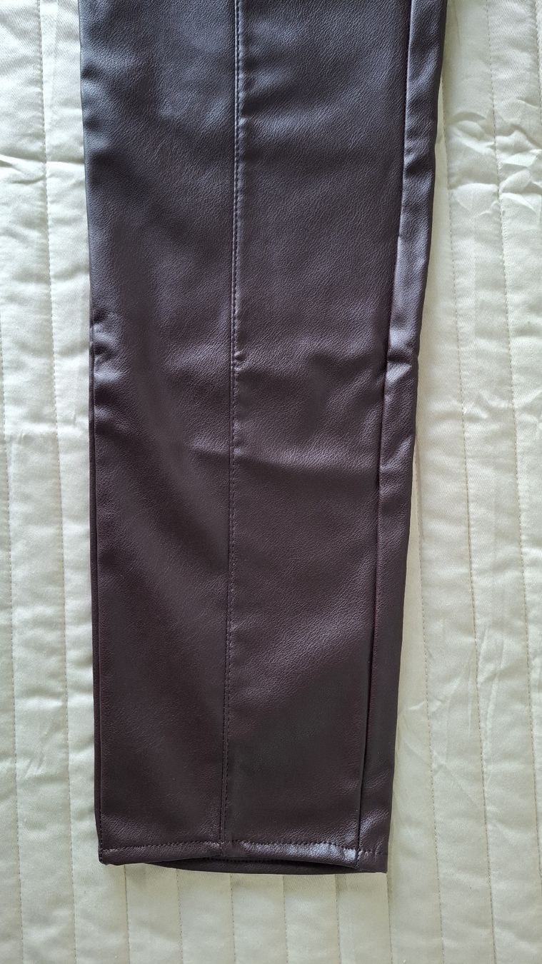 Pantaloni: Kunstlederhose, Bordeauxrot, Gr. 38 – Nuovo (secondo la descrizione) da Emmen venduto da Tigerlady 4
