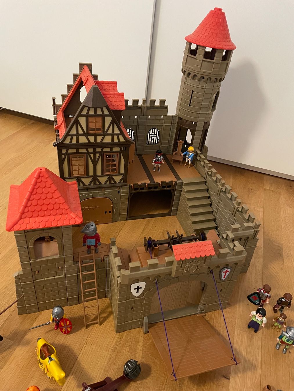 Playmobil Spielzeuge: Playmobil Ritterburg mit Figuren – Gebraucht aus Biel-Benken BL von Ddrummer