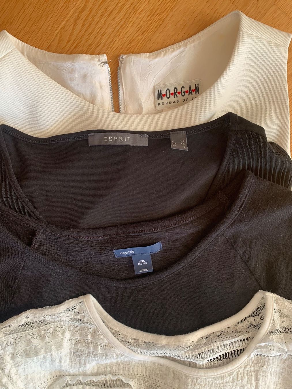 Kleiderpakete & -sets: Black & white set. 2 Kleider + 2 T-Shirts – Gebraucht aus Uster von ustemer 5