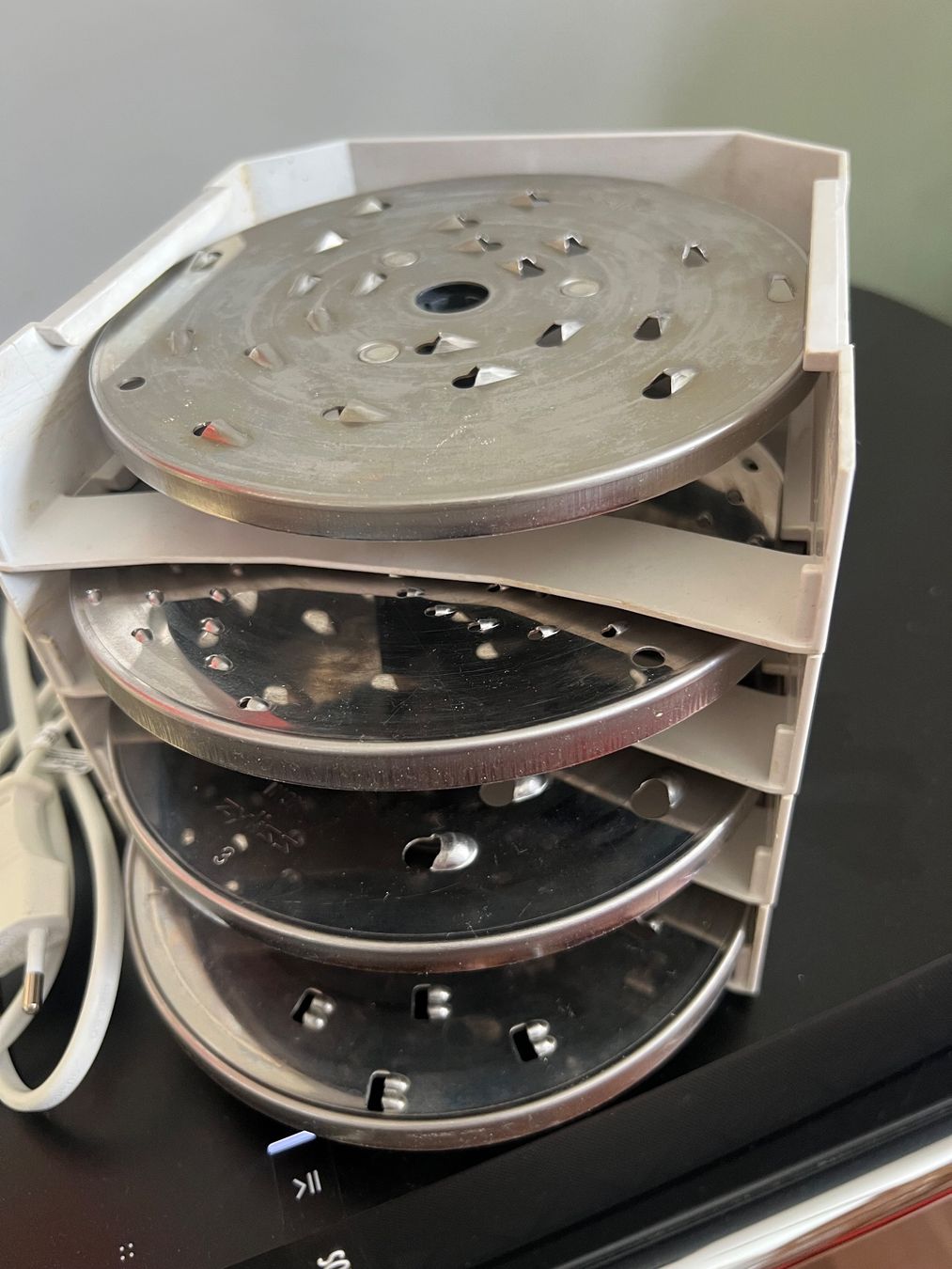 Zyliss Elettrodomestici da cucina: Zyliss electronic Gemüseschneider mit 5 x Scheiben – Usato da Jona venduto da Sariksa 2