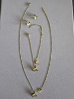 Goldiges Schmuckset mit Schmetterlingen