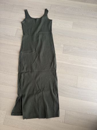 Sommerliches Maxikleid in Olivgrün mit Schlitz, S
