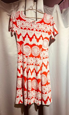 Rotes Midi Sommerkleid mit weisser 3-D-Stickerei