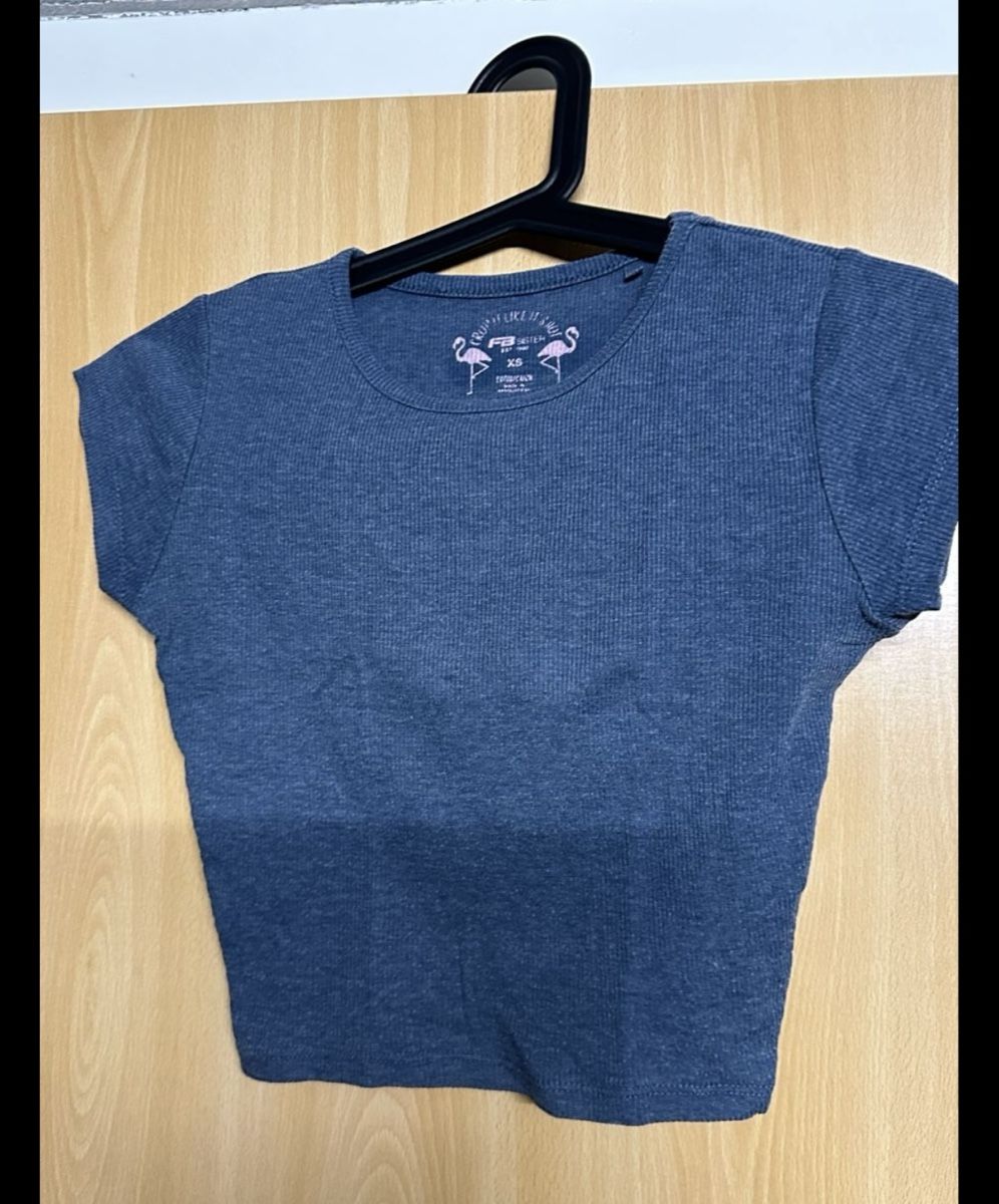 Top: neuwertige 3 Crop Tops, XS – Usato da Zollikofen venduto da Akshy 4