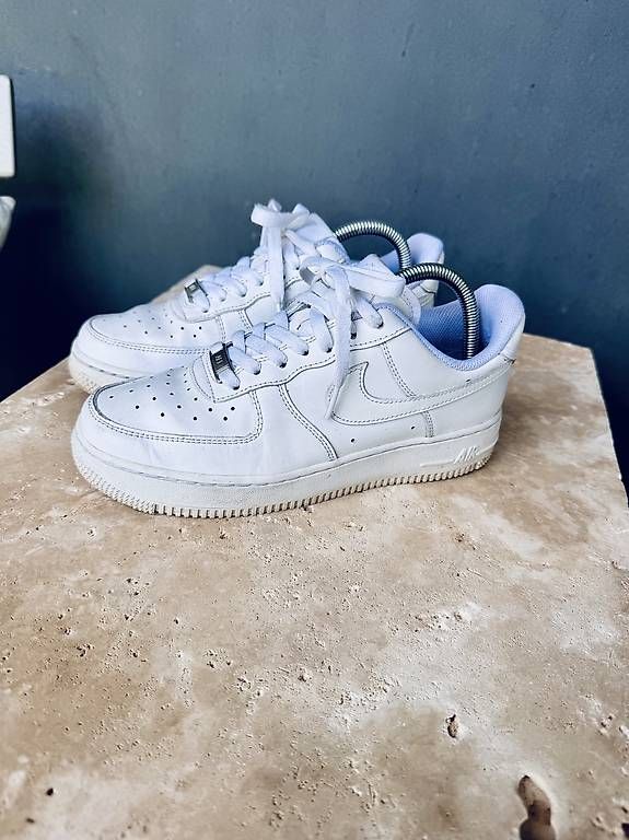 Nike Chaussures femmes: Nike Air Force 1 Weiss 38.5 – D'occasion à Lenzburg par DebiM 1